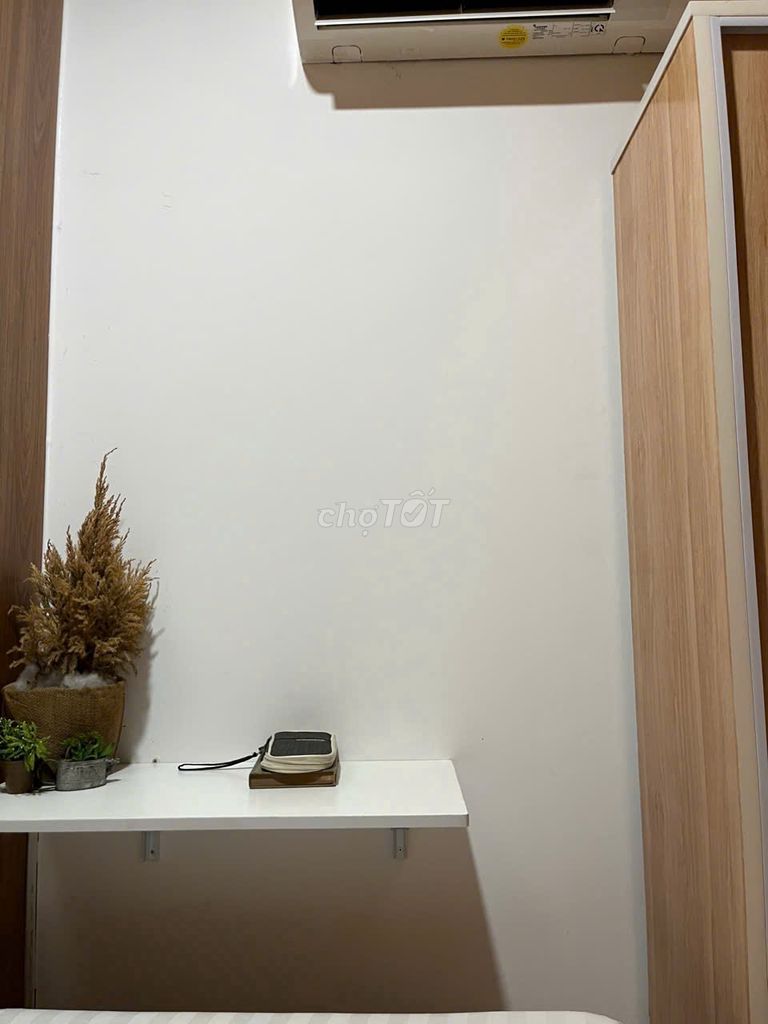The apartment is full. One man is next to 666 Nguyễn Thái Sơn. Gò Vấp.