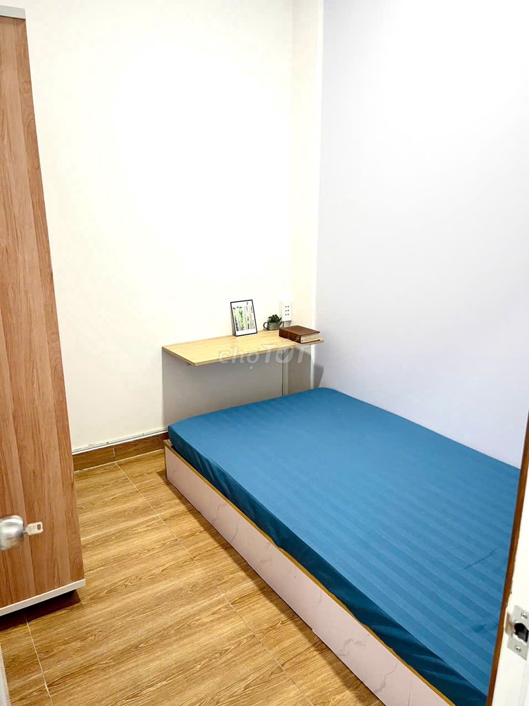 The apartment is full. One man is next to 666 Nguyễn Thái Sơn. Gò Vấp.