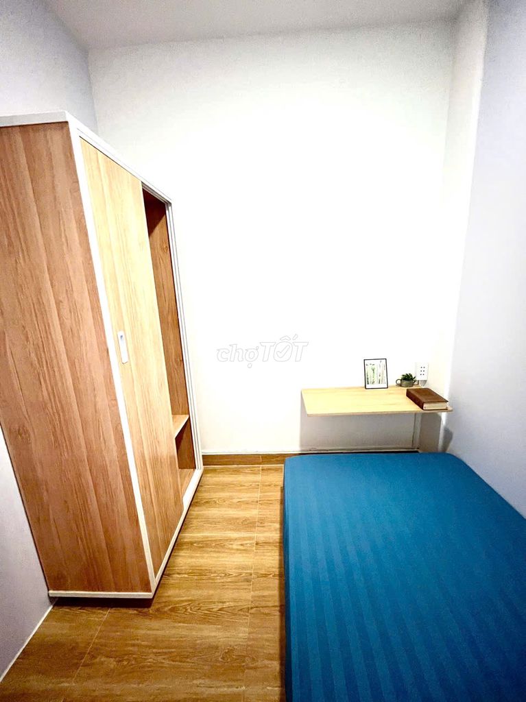 The apartment is full. One man is next to 666 Nguyễn Thái Sơn. Gò Vấp.
