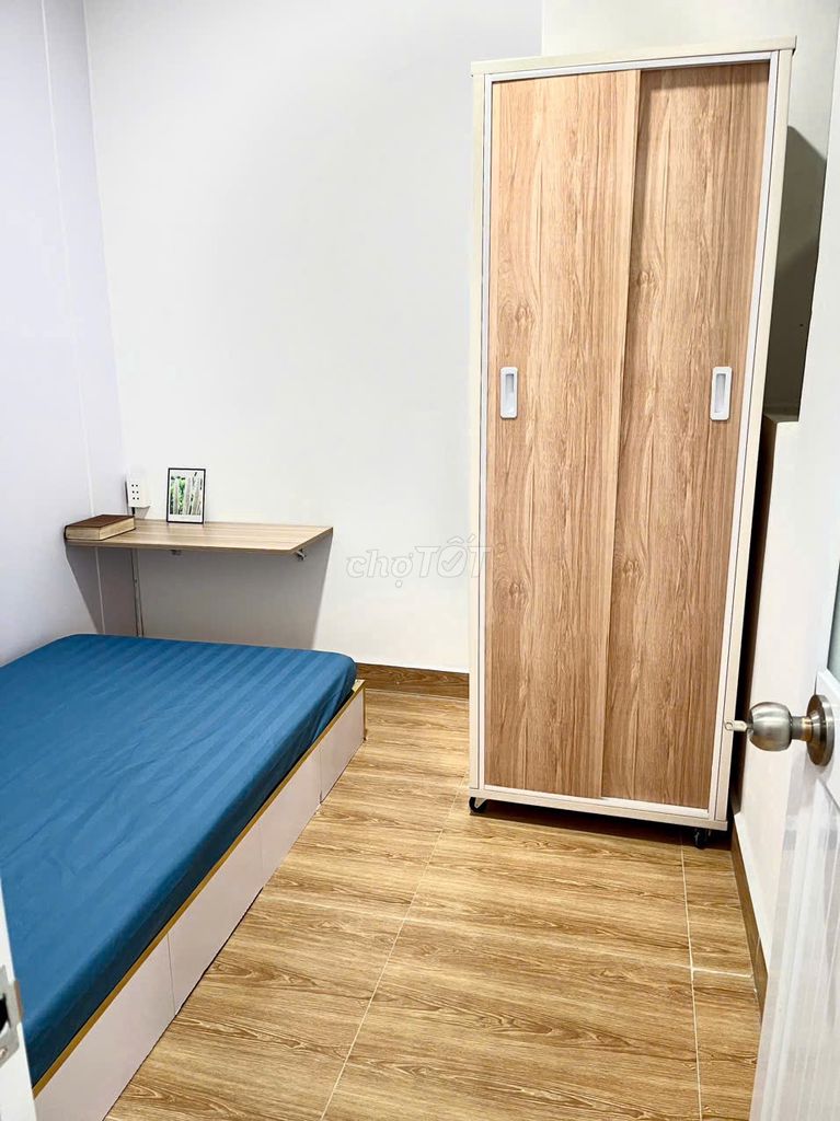 The apartment is full. One man is next to 666 Nguyễn Thái Sơn. Gò Vấp.