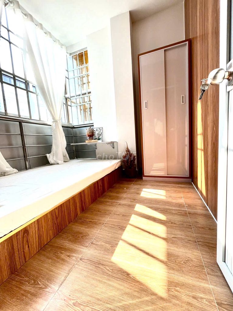 The apartment is full. One man is next to 666 Nguyễn Thái Sơn. Gò Vấp.