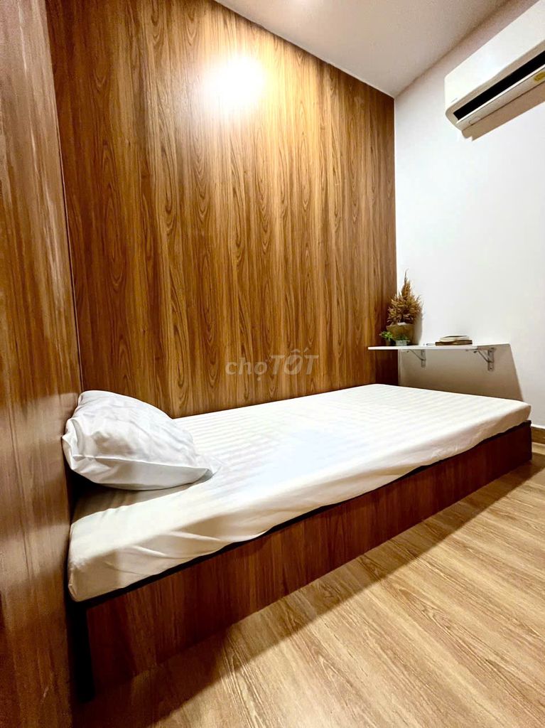 The apartment is full. One man is next to 666 Nguyễn Thái Sơn. Gò Vấp.