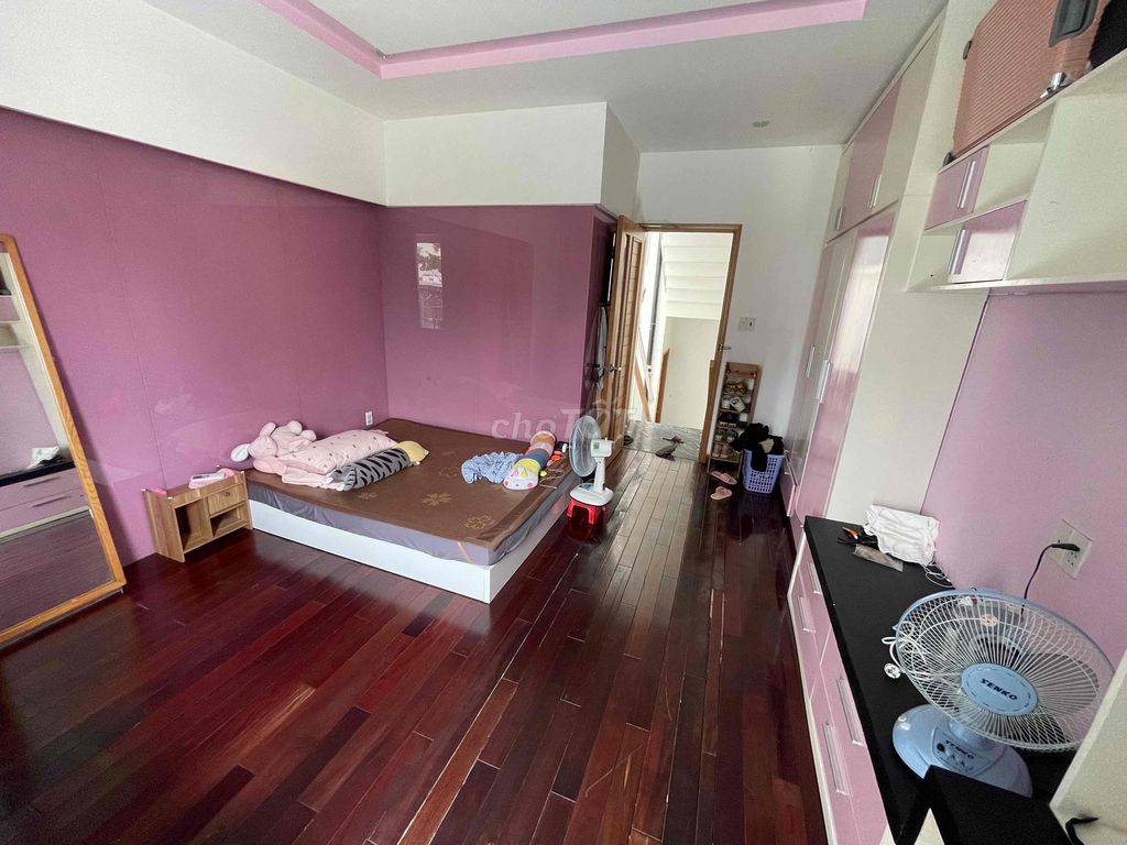I have a room for rent.