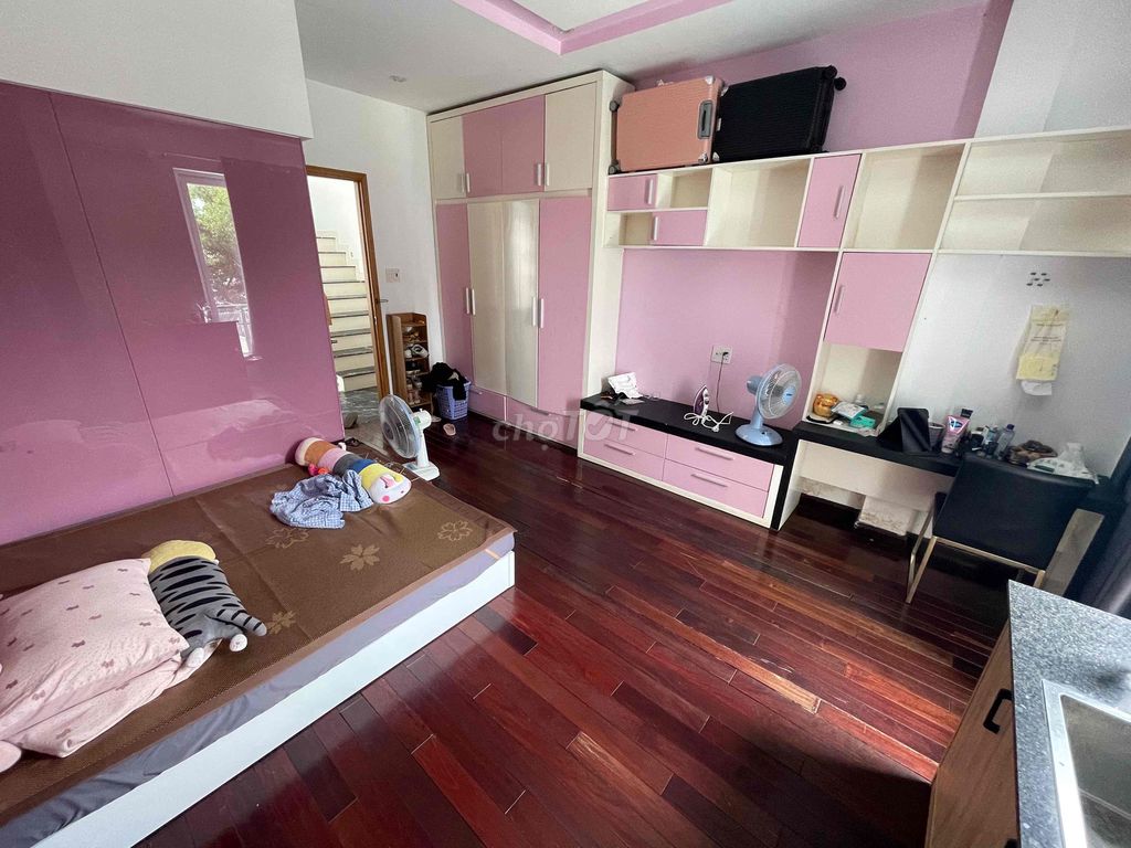 I have a room for rent.