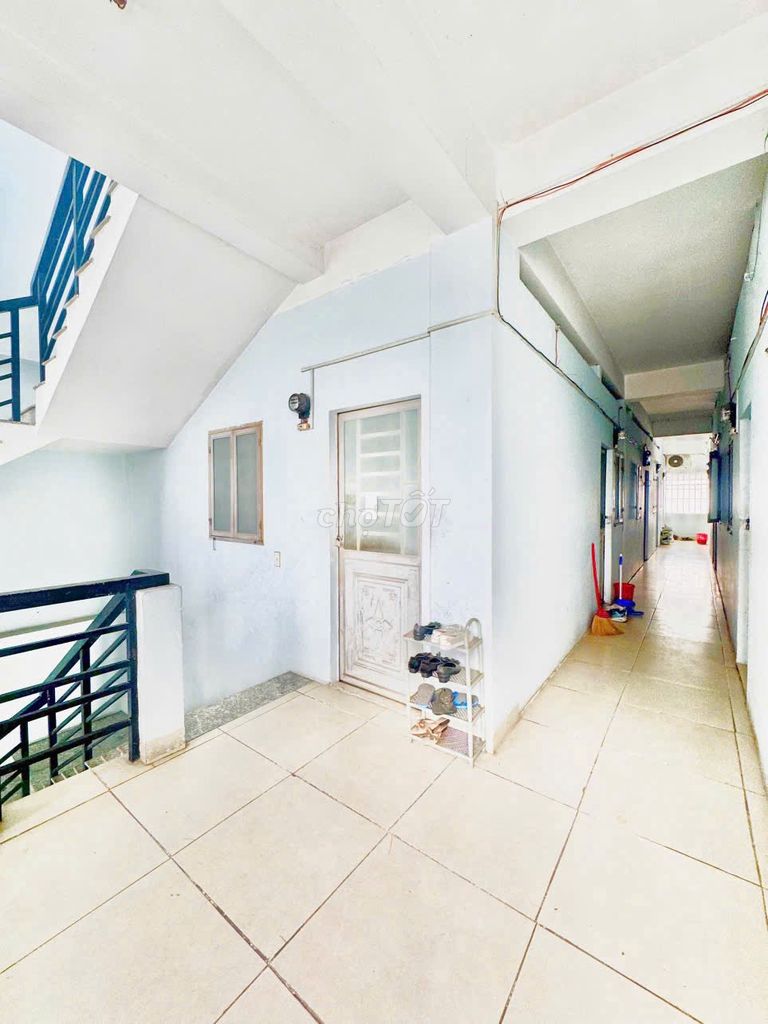 Nguyễn Văn Quá hotel-- 2.7 million a month.