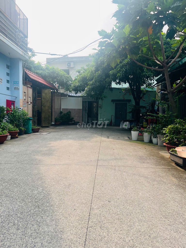 Nguyễn Văn Quá hotel-- 2.7 million a month.
