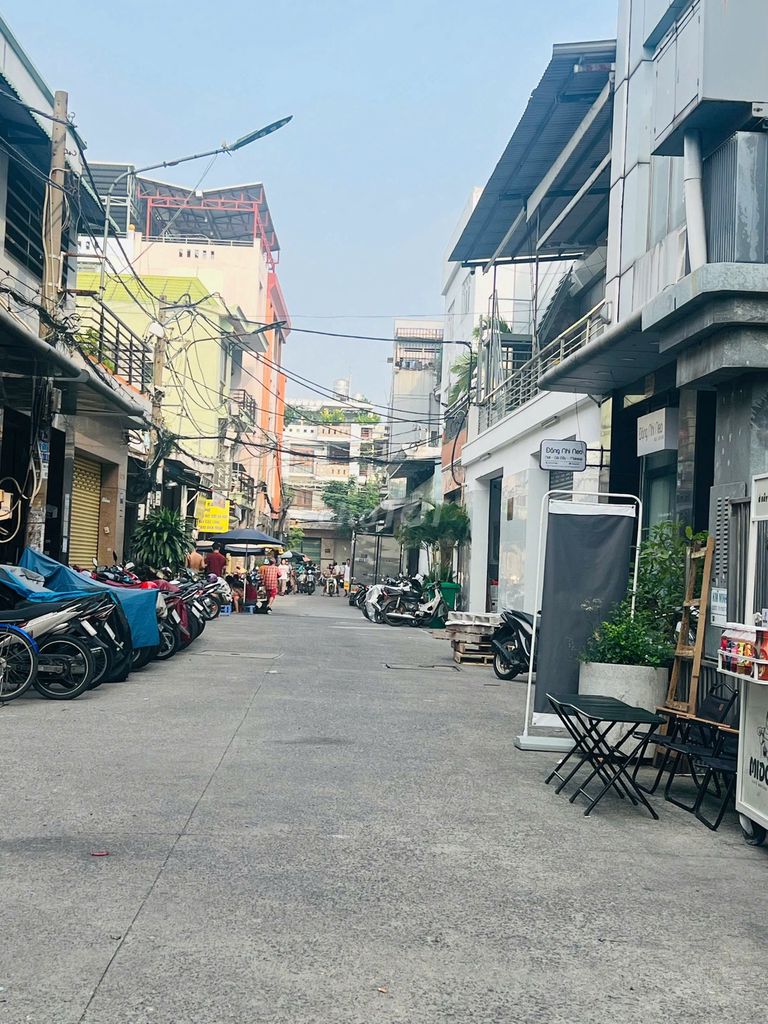 Nguyễn Văn Quá hotel-- 2.7 million a month.