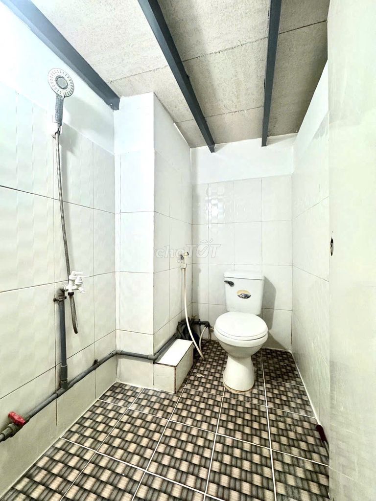 Nguyễn Văn Quá hotel-- 2.7 million a month.