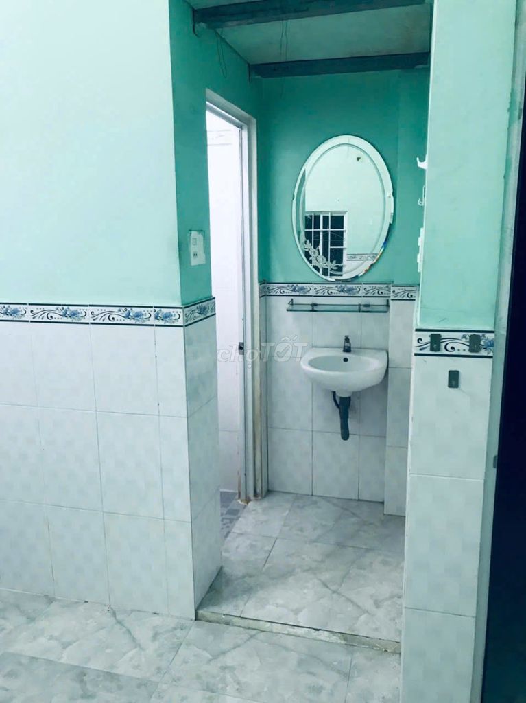 Rent room for women.