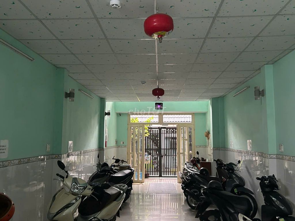 Rent room for women.