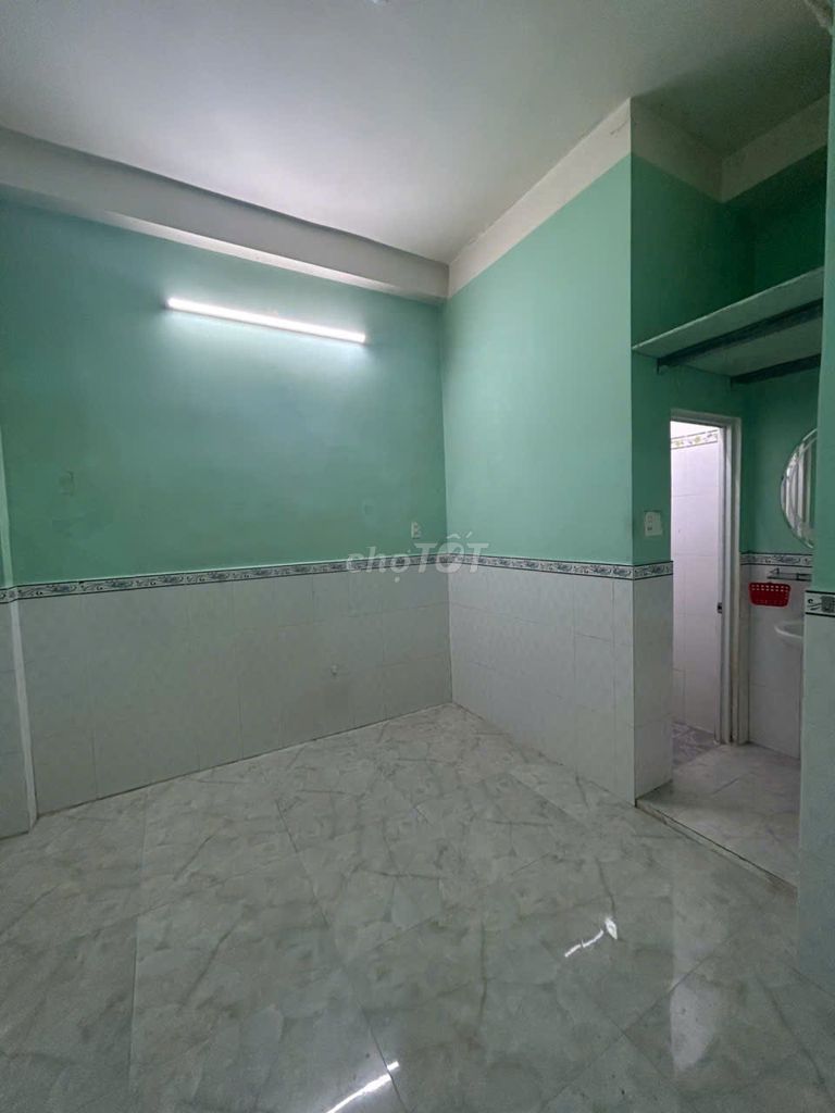 Rent room for women.