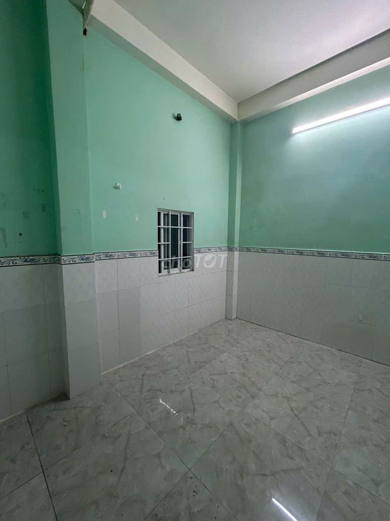 Rent room for women.