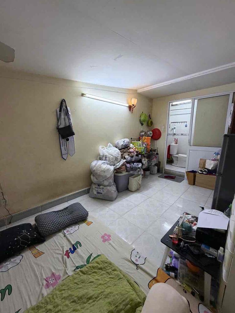 Rent a high-end motel near the market.