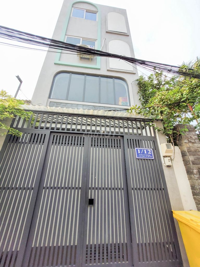 Women's dorms are three minutes away, spkt 3 P rides just four friends per room, full interior, now free