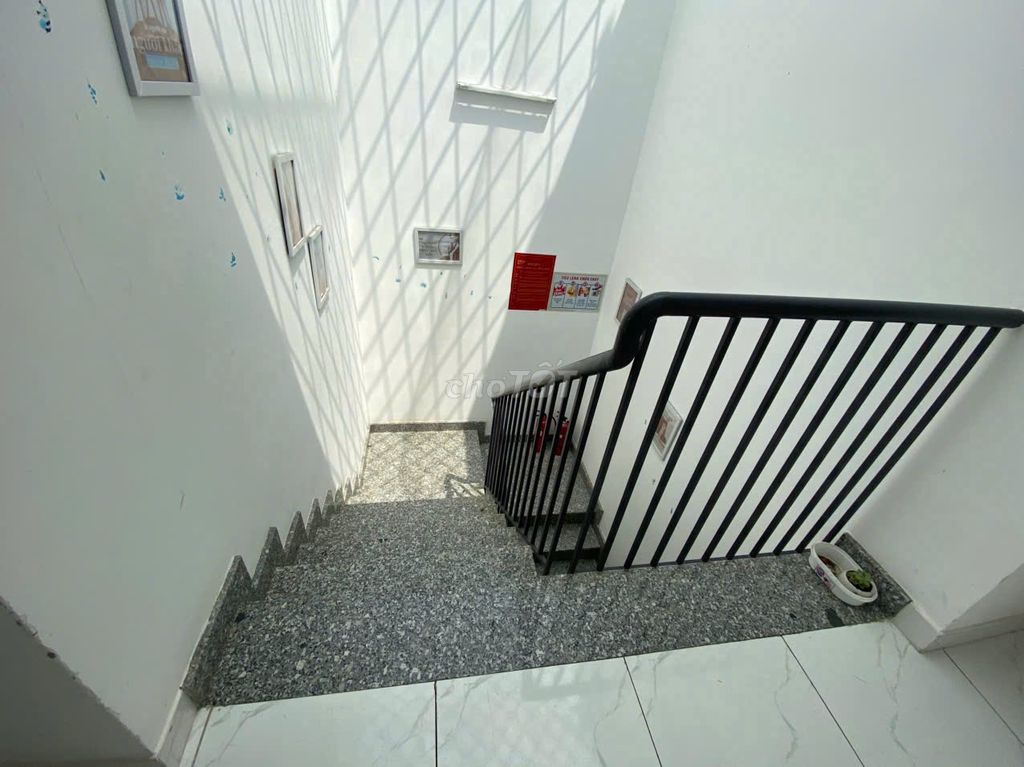 Women's dorms are three minutes away, spkt 3 P rides just four friends per room, full interior, now free