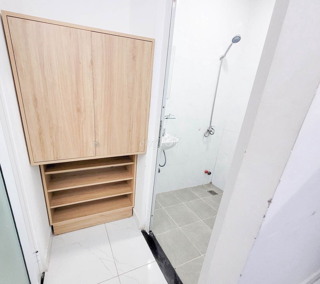Women's dorms are three minutes away, spkt 3 P rides just four friends per room, full interior, now free
