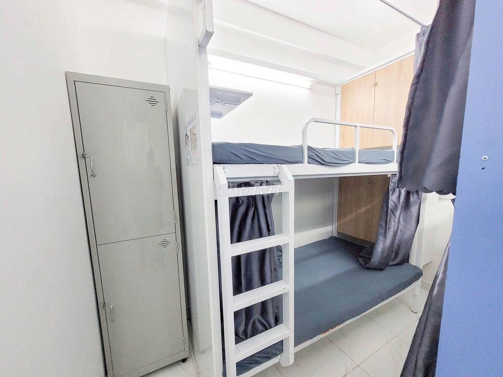 Women's dorms are three minutes away, spkt 3 P rides just four friends per room, full interior, now free