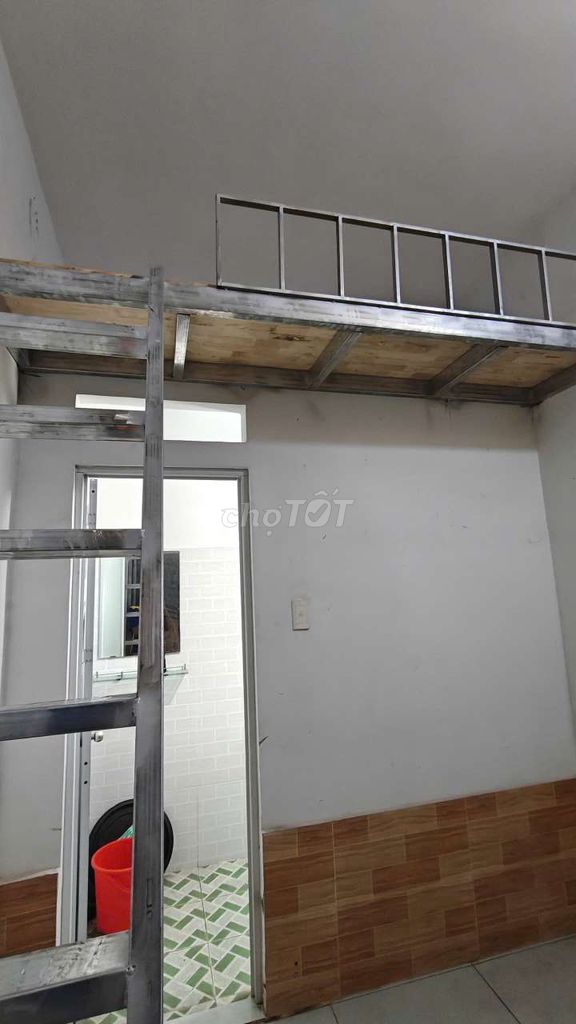 Rent a room next to District 9th Tech. Five minutes on the motorcycle.