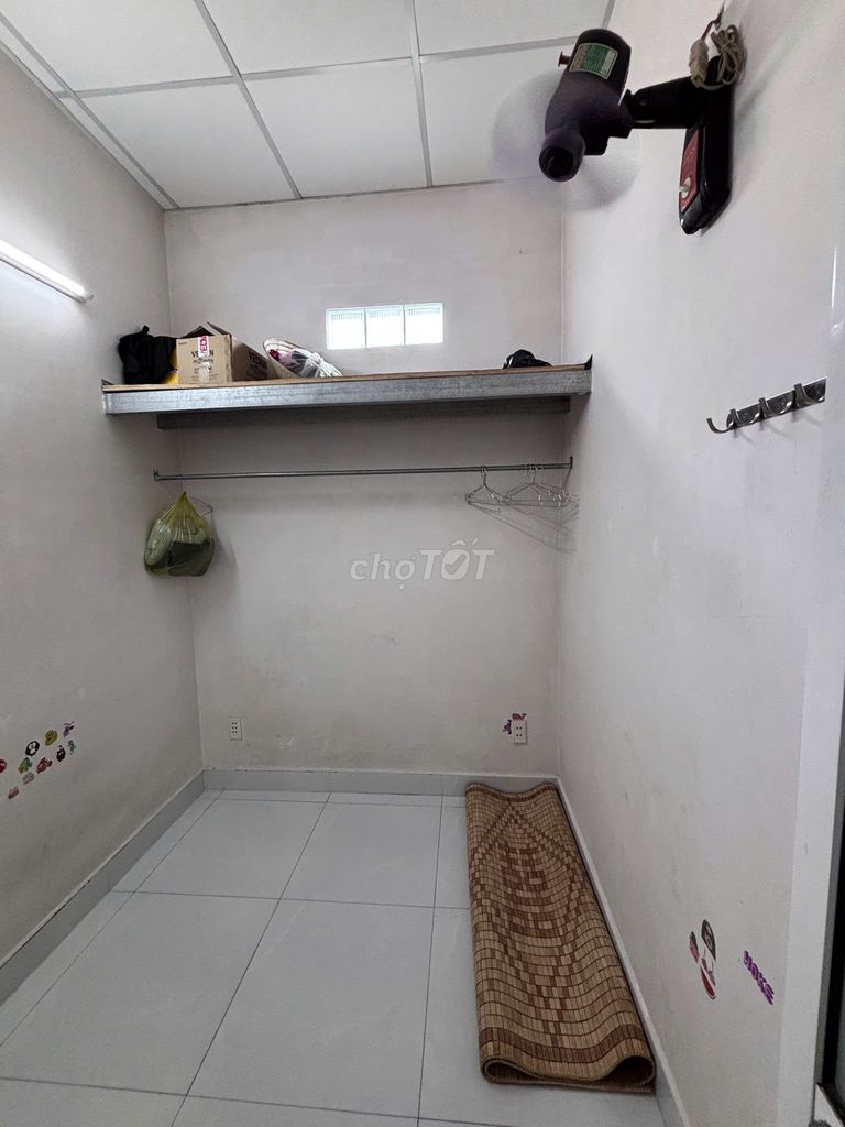 Rent room for only 1.5 million -- the pink is missing, P. Seven, four, four, four.