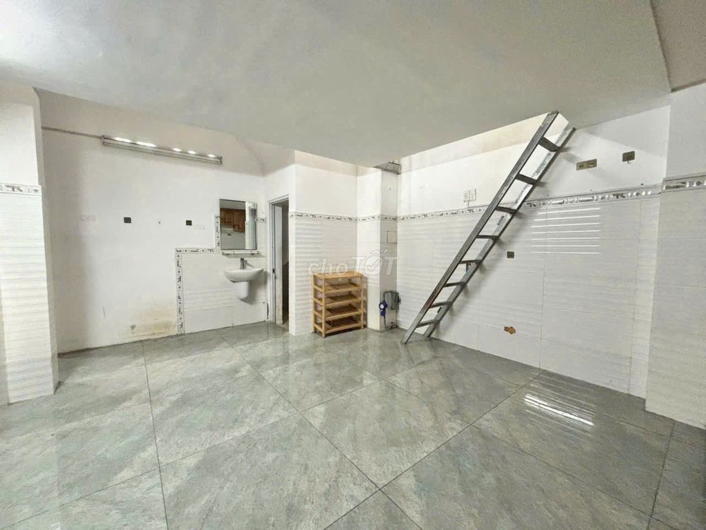 Rent me a ground room 25 M2- Lê Trọng Tấn. Business College.