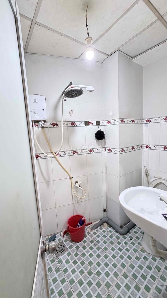1 1st county motel, hot water, air conditioning, 3 million cooks.