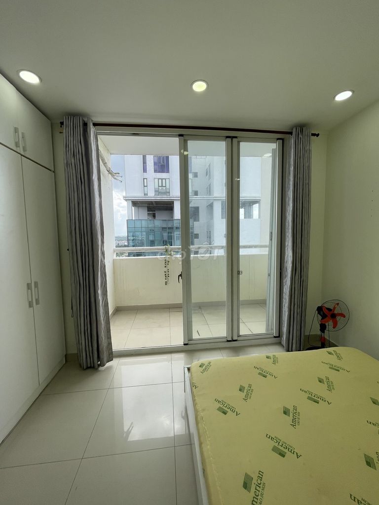 Rent room full balcon in aview apartment.