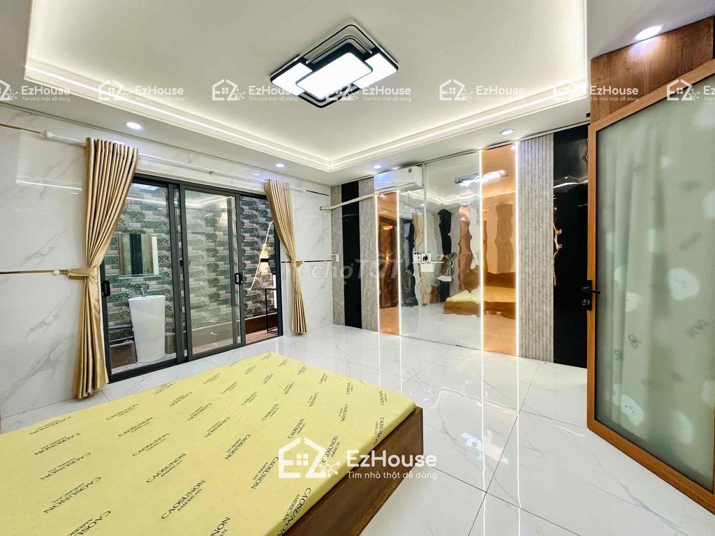 Studio balcony Full interior right on Hậu Giang squared - Funky-Mama Hom