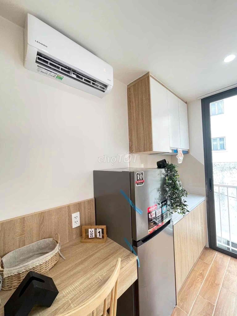 A cheap-salt window studio
