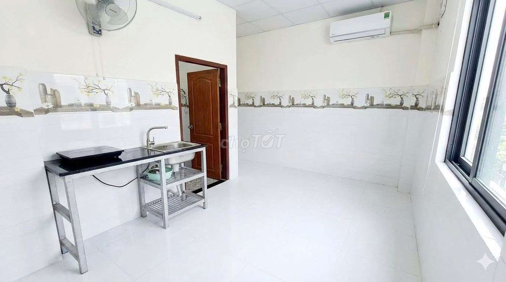 23/43 HMNguyễn Hữu Tiến motels. Trade college.