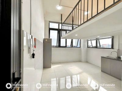 The elevator service apartment, which guards the big parking lot in the shower, dedicated college.
