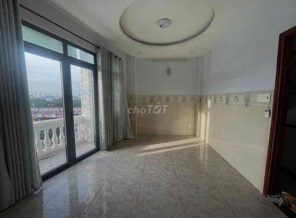 The hotel room has a cheap coolant balcony in the Gò Vấp area