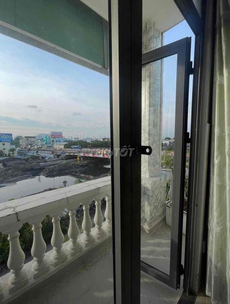 The hotel room has a cheap coolant balcony in the Gò Vấp area