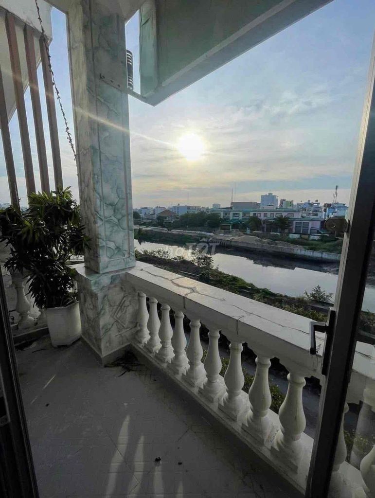 The hotel room has a cheap coolant balcony in the Gò Vấp area