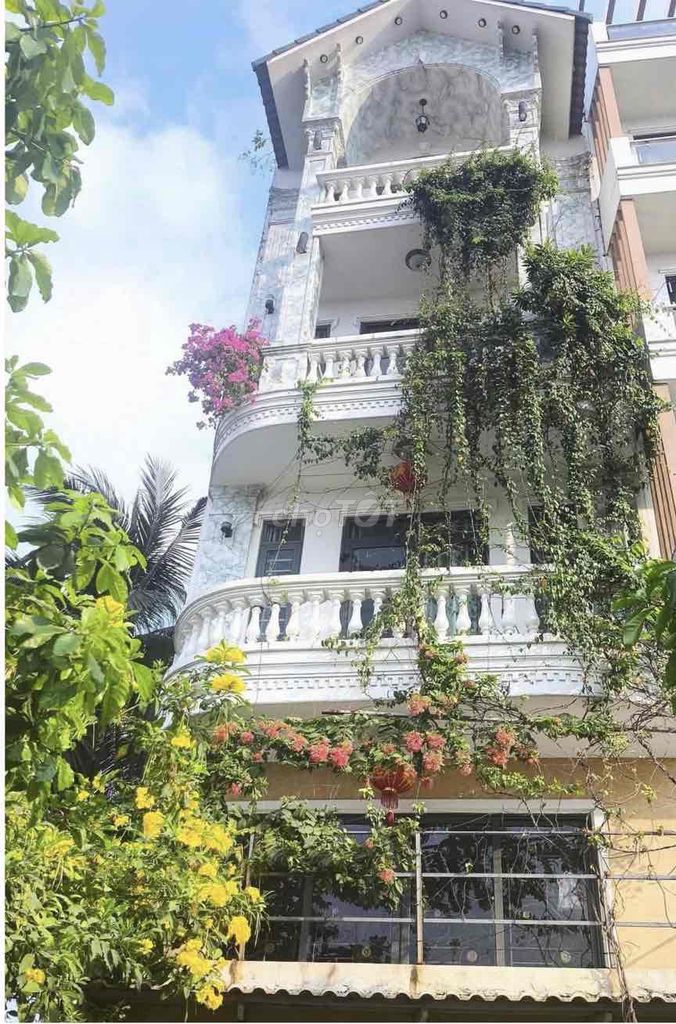 The hotel room has a cheap coolant balcony in the Gò Vấp area