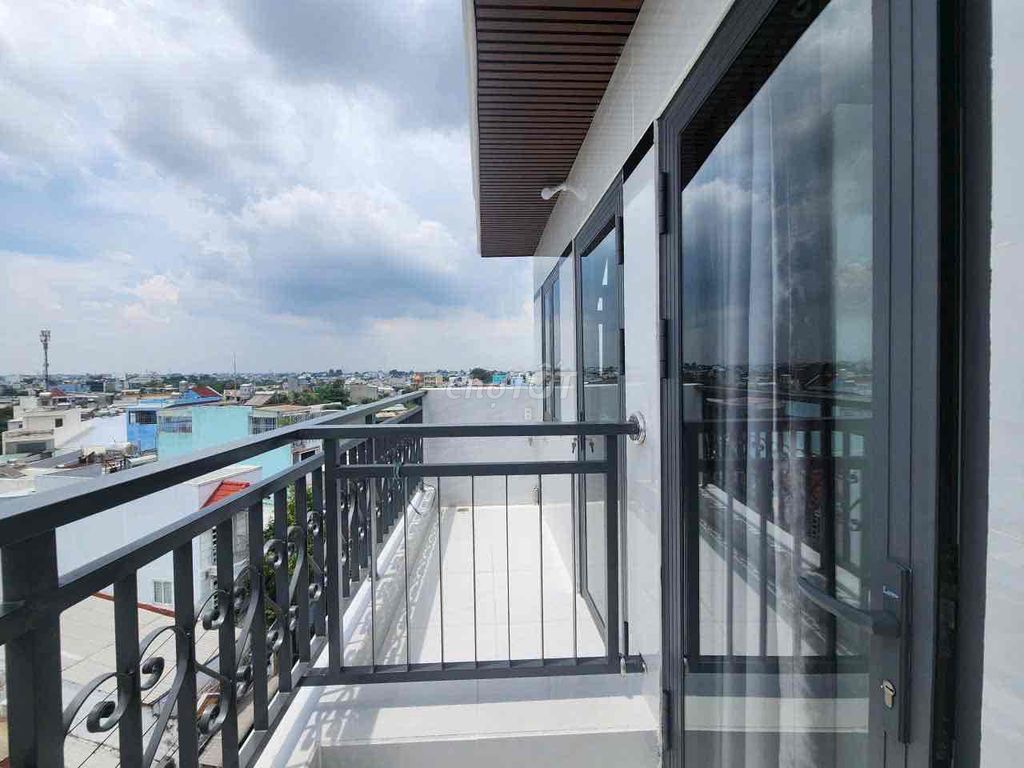 Rent a room with a guard, plus a balcony, and a private washing machine ready.