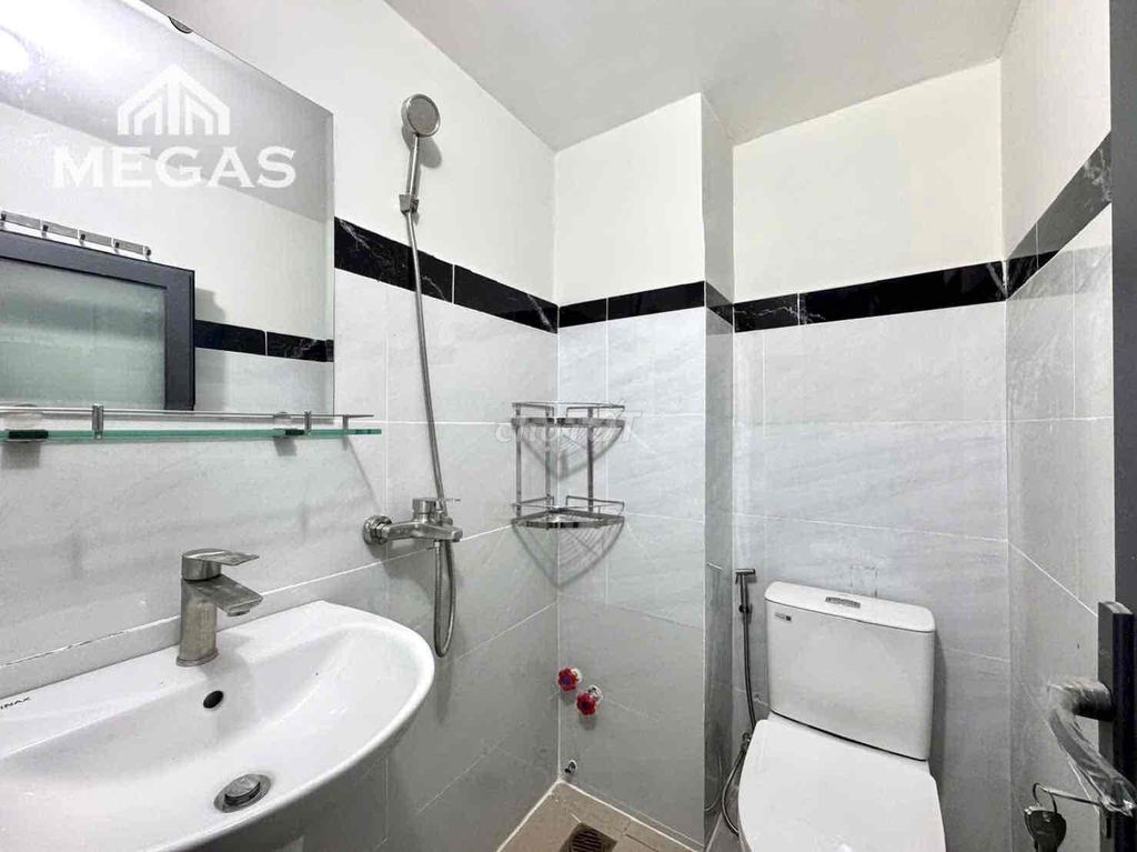 Rent a room with a guard, plus a balcony, and a private washing machine ready.