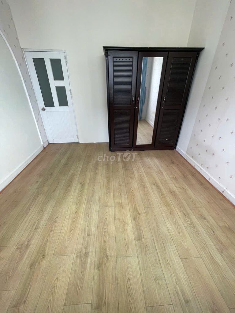 Rent room in the topaz City apartment.