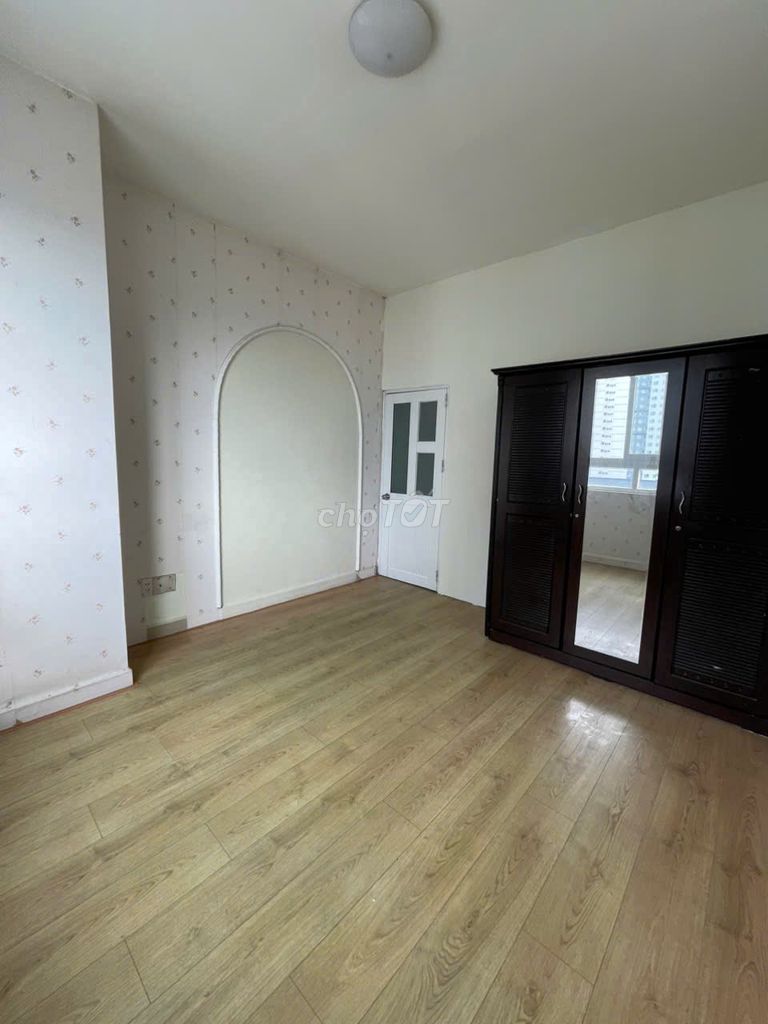 Rent room in the topaz City apartment.