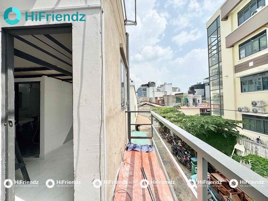 Let's rent a room with guards. Emart two Phan Hymura.