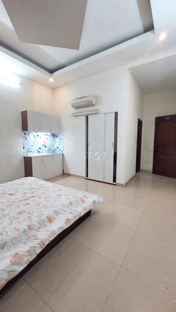 Rent a cheap room - right at District 8, elevator to the room.