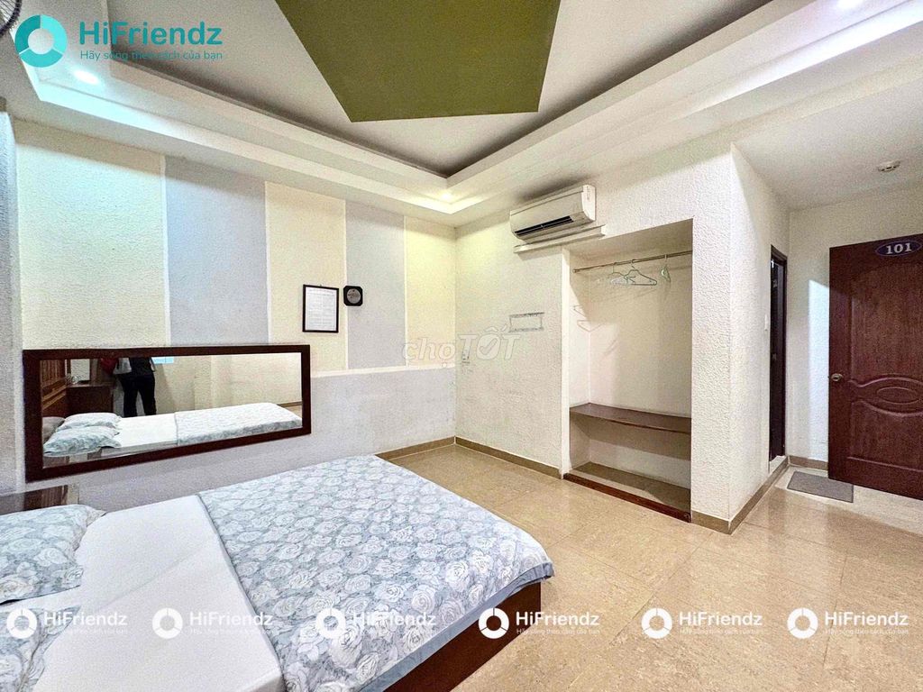 Rent a cheap room - right at District 8, elevator to the room.