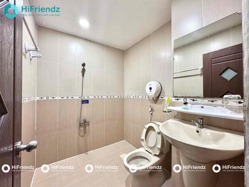 Rent a cheap room - right at District 8, elevator to the room.