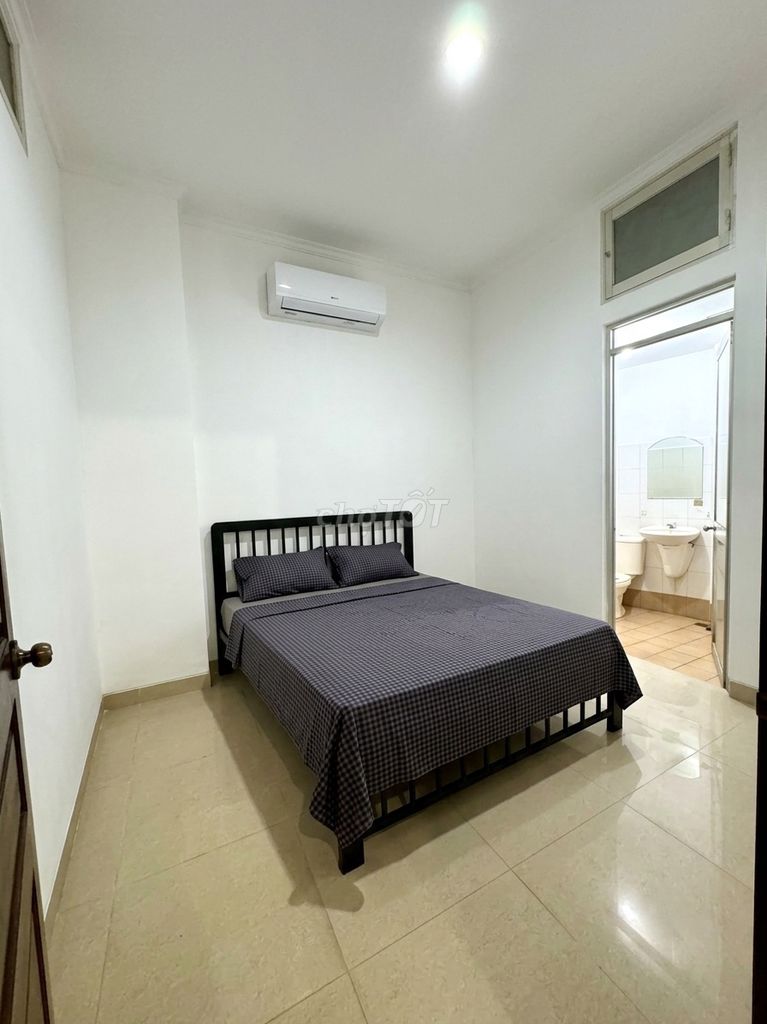A private bedroom, 40 meters. Near Home Park
