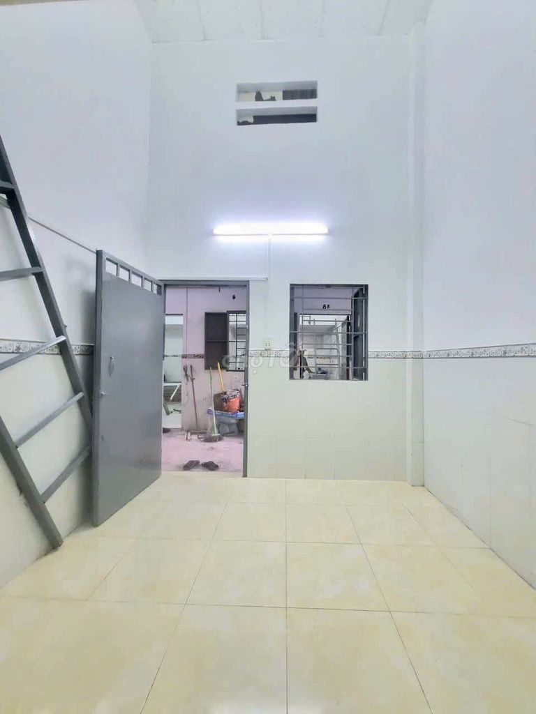 The room is open with air conditioning on the ground floor. Free time, security.