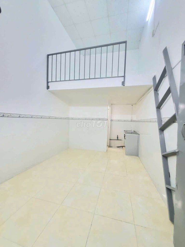 The room is open with air conditioning on the ground floor. Free time, security.