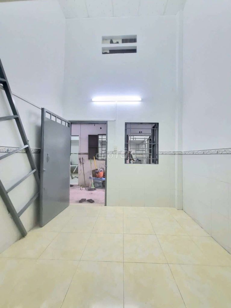 The room is open with air conditioning on the ground floor. Free time, security.