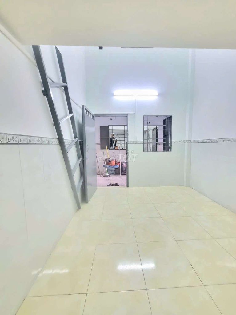 The room is open with air conditioning on the ground floor. Free time, security.