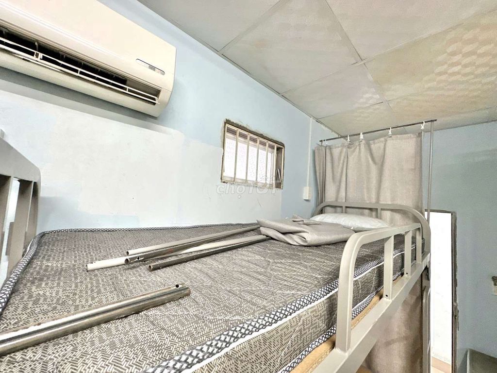 The fancy dorm, it's a student near the shower.