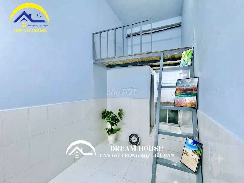 The new green-toe-green hotel room.