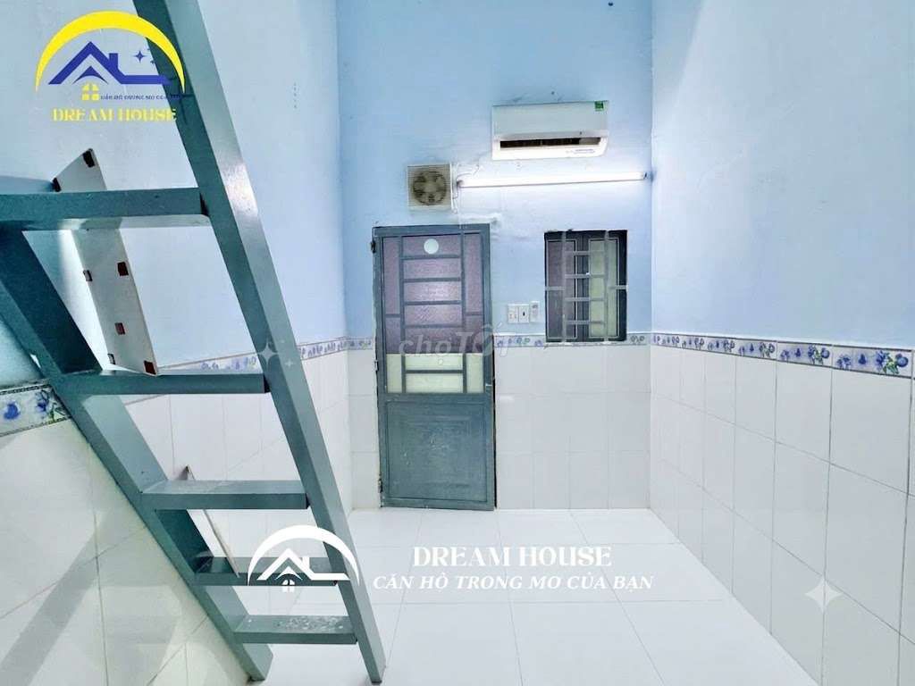 The new green-toe-green hotel room.